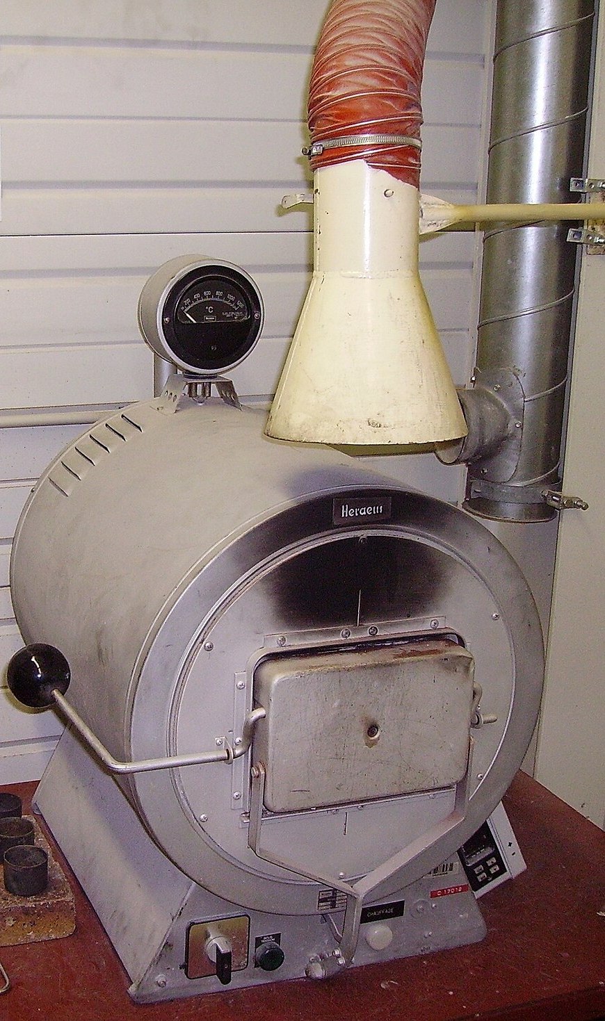 Controlled-atmosphere furnace for bonding cure under load